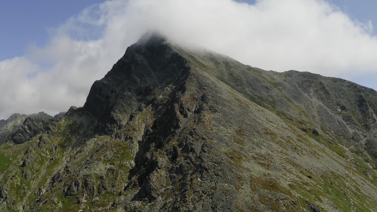 impresionante pendiente y cresta aérea de la cumbre krivan en un día soleado y nublado, altos tatras