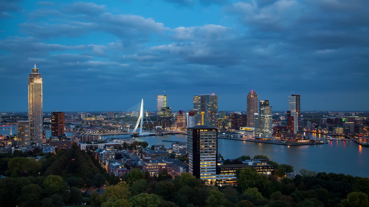 로테르담 구름이 많은 가을의 스카이라인