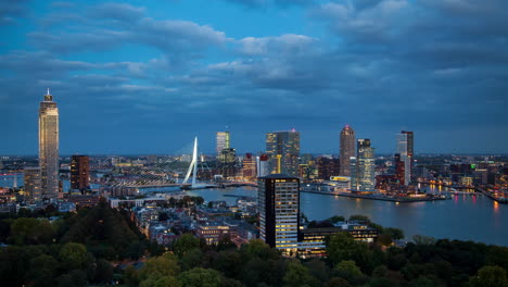 rotterdam bewolkte herfst skyline