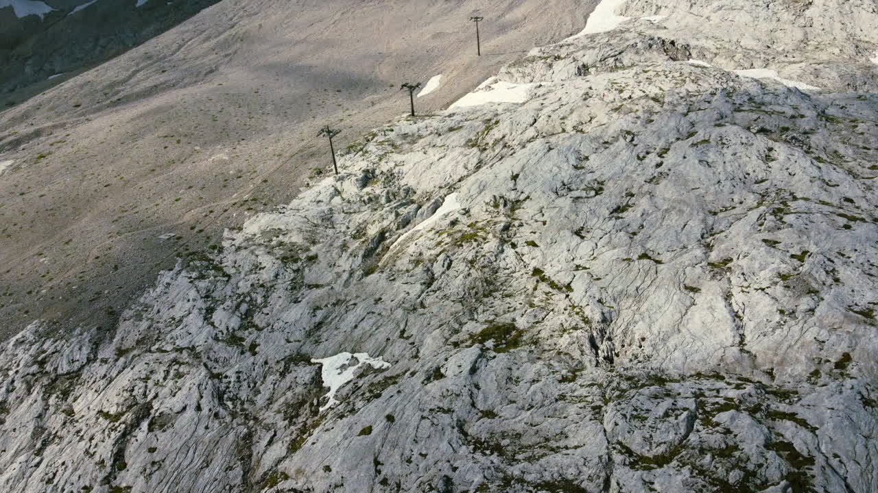 사람이 살지 않는 빈 산악 지형의 전력선