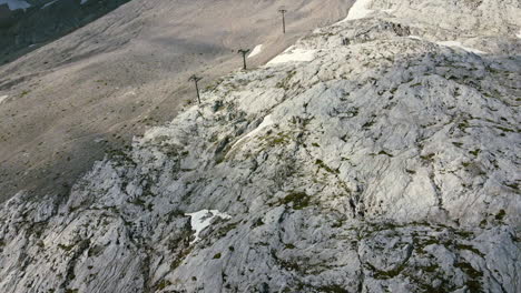 Líneas-De-Energía-Eléctrica-En-Terrenos-Montañosos-Vacíos-Y-Deshabitados