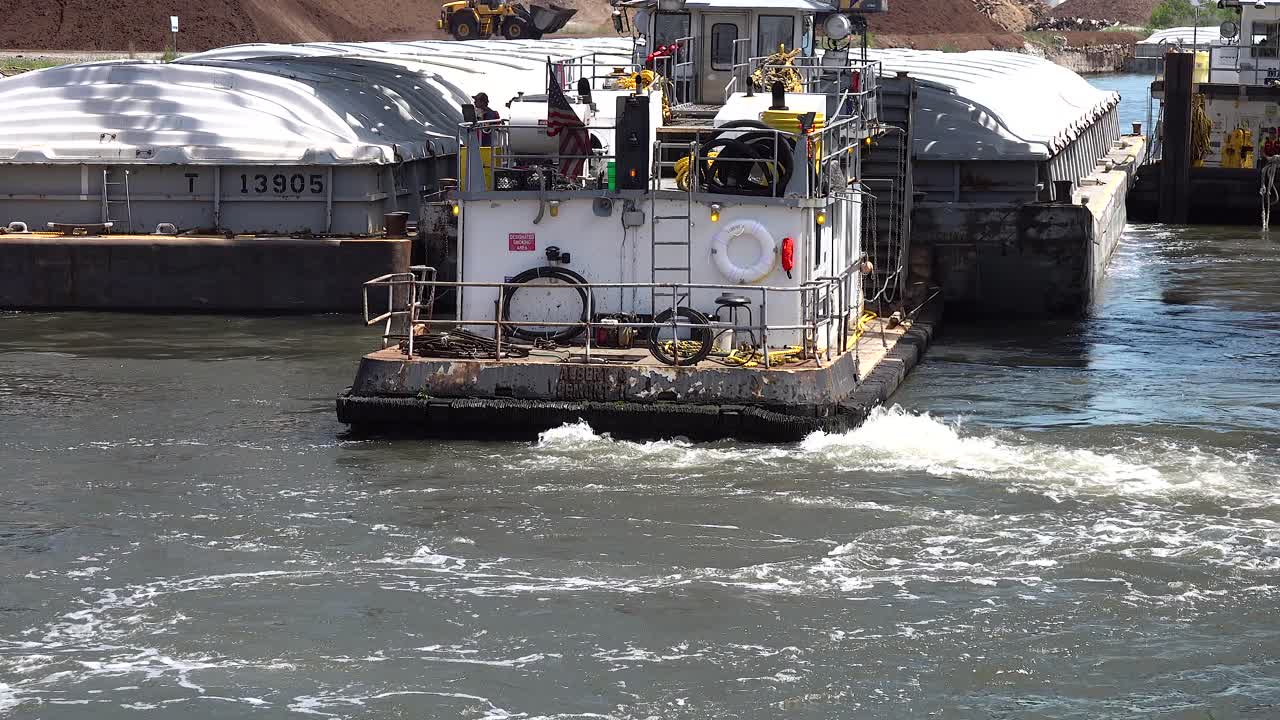 강 4k에서 두 개의 예인선에 의해 밀리는 바지선