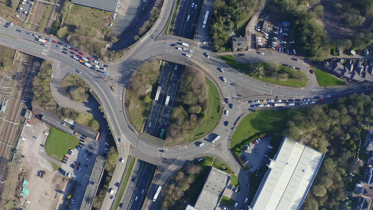 혼잡한 교통체증, 교통체증, 출퇴근 시간 동안 통근 고속도로, 고속도로의 넓은 구간에 대한 항공 영상