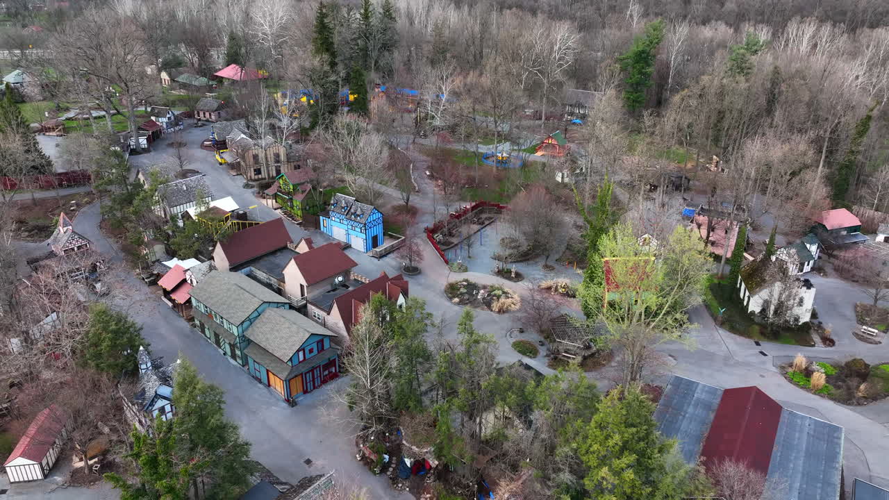 реконструкция средневековья с актерами в костюмах