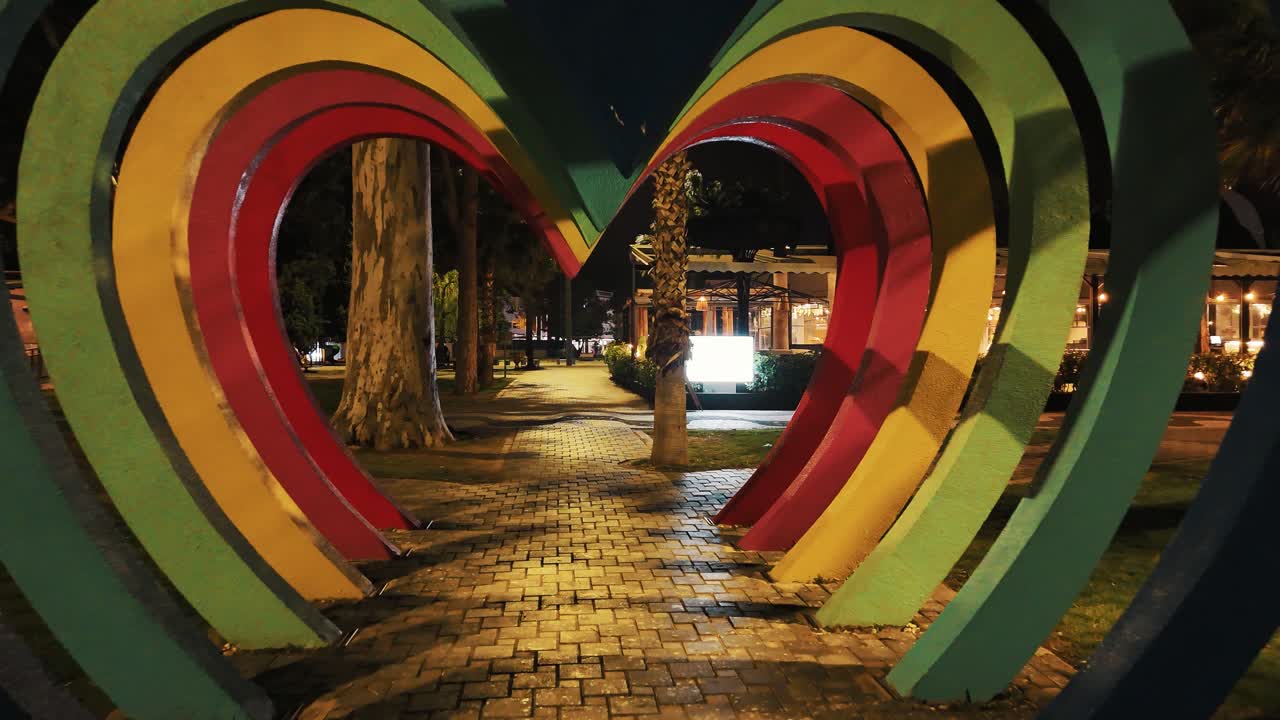vista de avión no tripulado de la ciudad de kemer de antalya, ciudad turística en la costa mediterránea de turquía