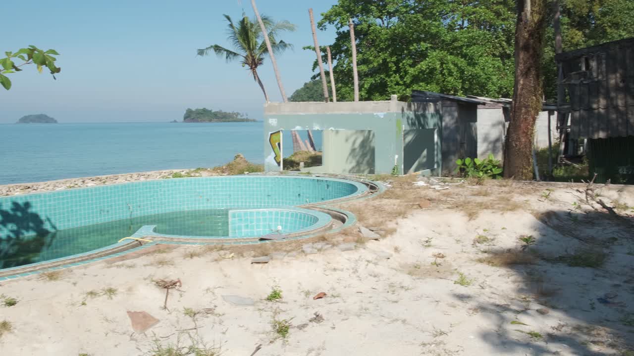 전염병으로 인해 태국의 버려진 해변 휴양지에서 빈 수영장의 샷