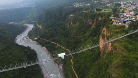 Espectacular-Vista-Aérea-Sobre-El-Puente-Colgante-De-Kushma