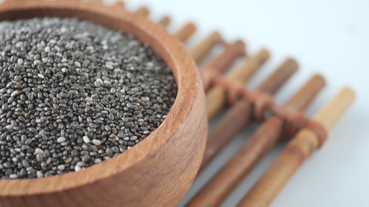 Prossimo piano di semi di chia in una ciotola di legno