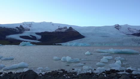 River-with-icebergs-in-Iceland