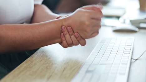 manos, mujer y muñeca en dolor de la computadora