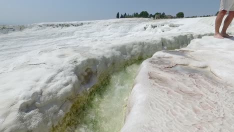 weiße travertinterrassen auf einem hügel - pamukkale