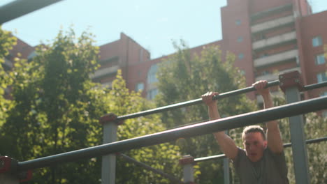 Mann-Trainiert-Parkour