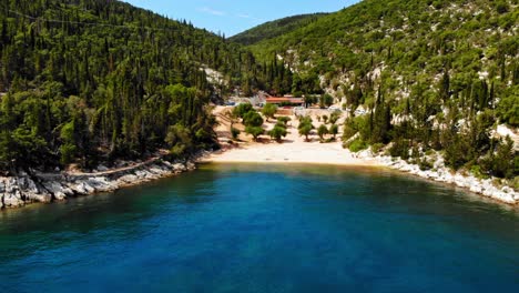 Maravillosa-Belleza-Natural-Del-Mar-Y-Las-Montañas-En-La-Playa-De-Foki-En-La-Isla-Jónica-En-Grecia---Toma-Aérea