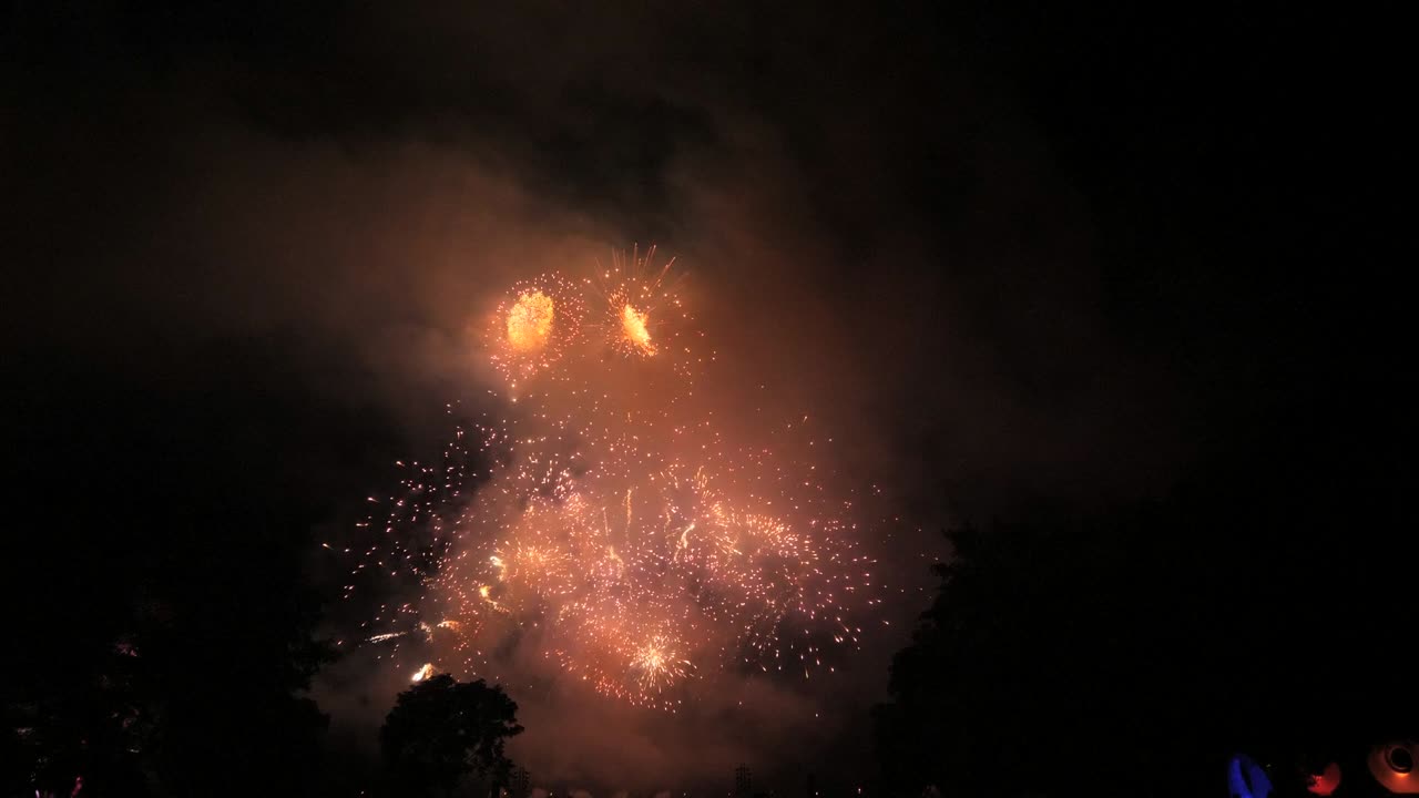 아래에서 색과 빨간색의 불꽃놀이