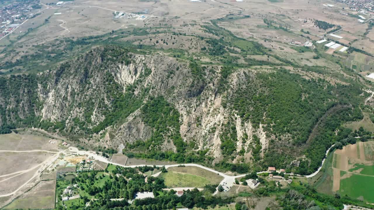 성의 봉헌을 위해 세워진 십자가 조각의 공중 드론