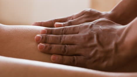 mujer recibiendo un masaje