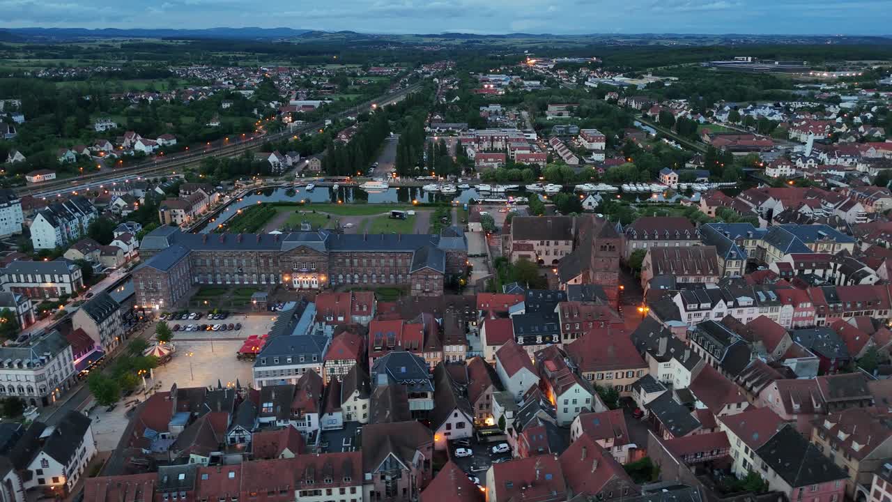 フランス、サヴェルヌのドローンによる高所からの夕景空撮。