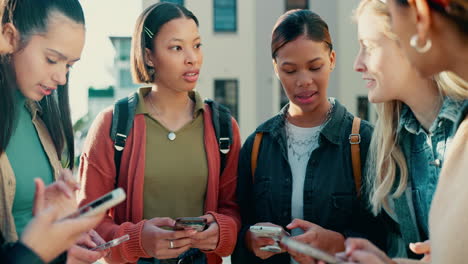 amigas, teléfono y círculo en el campus