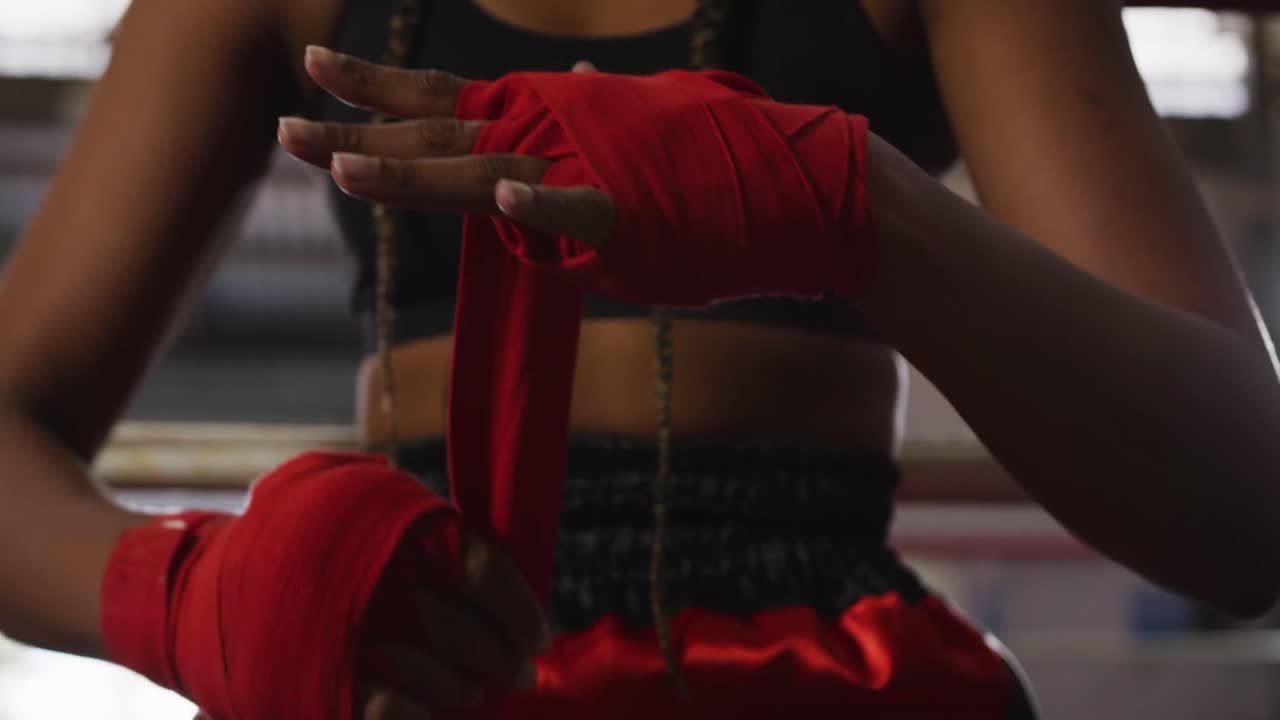 Mulher mestiça enfaixando as mãos