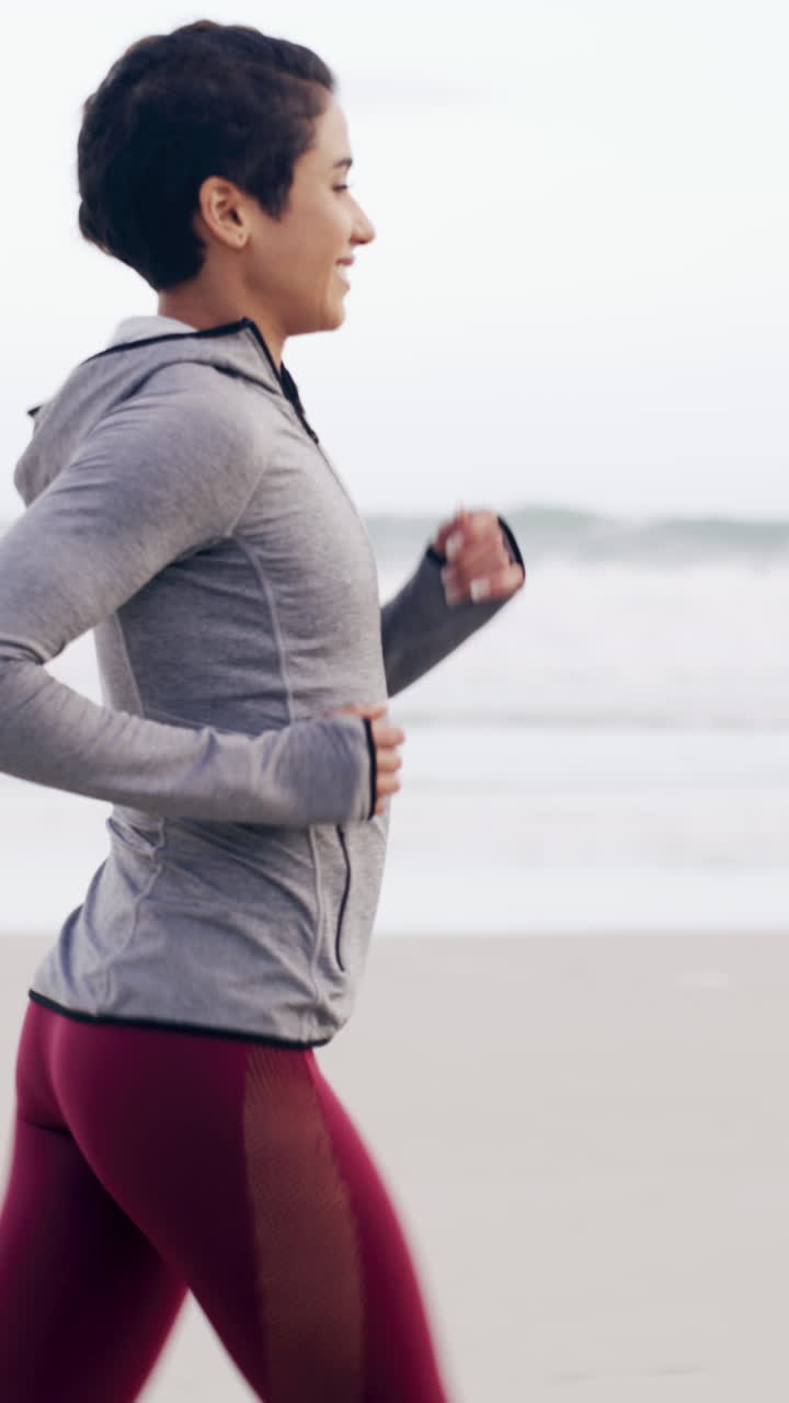 Donna che corre sulla spiaggia in abbigliamento sportivo