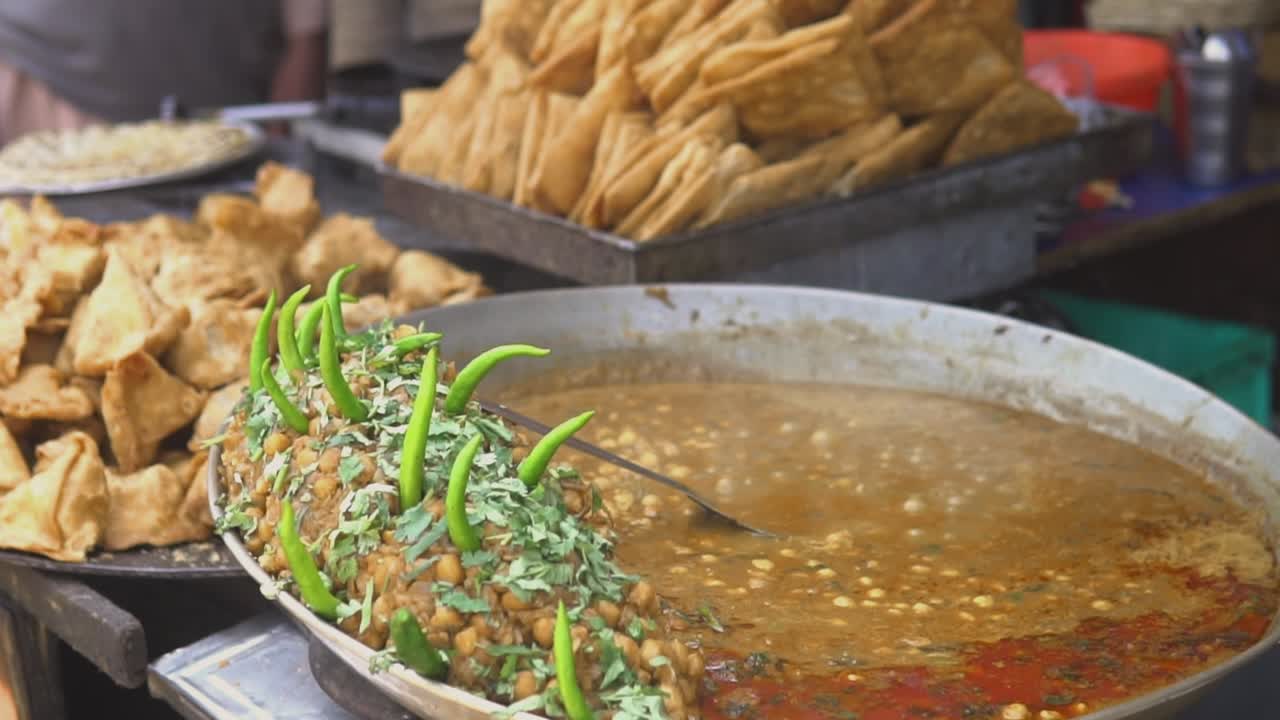 comida callejera preparada en un mercado local en la india