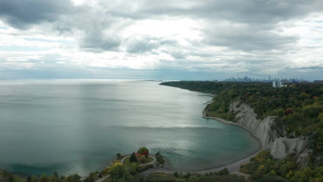 Drohnenaufnahme-Von-Scarborough-Bluffs-Mit-Dem-Stadtbild-Von-Toronto-In-Der-Ferne