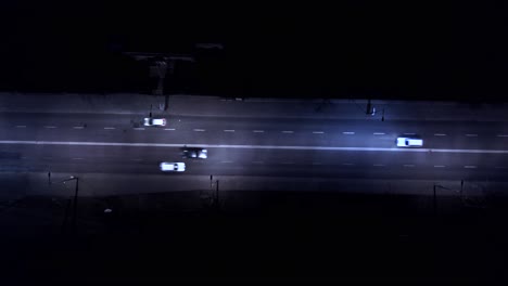 tráfico aéreo en la carretera y luz de la calle por la noche