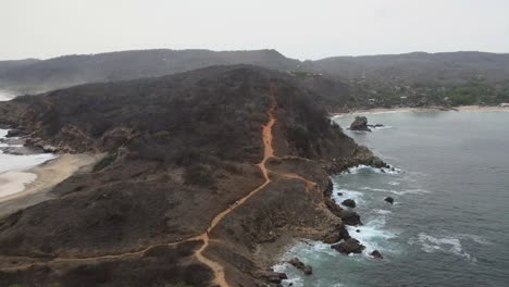 Vista-De-Drones-Con-Frente-De-Tracción-Sobre-Camino-De-Tierra-En-Punta-Cometa,-El-Sitio-Más-Al-Oeste-De-México