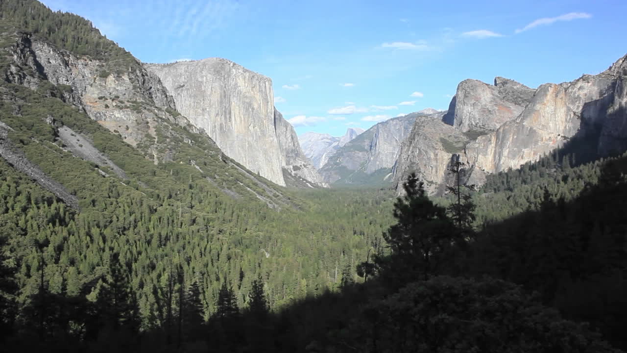 valle de yosemite con media cúpula visible en el fondo