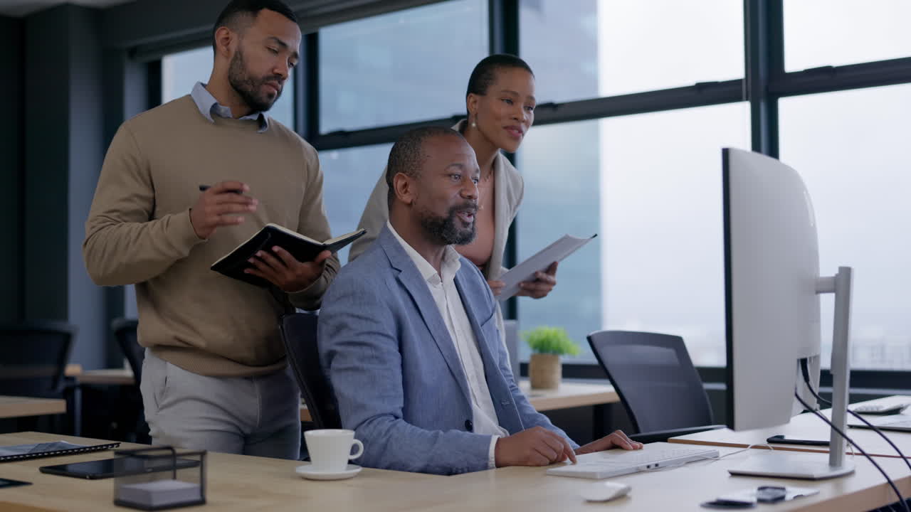 hombre de negocios, computadora y conversación en equipo