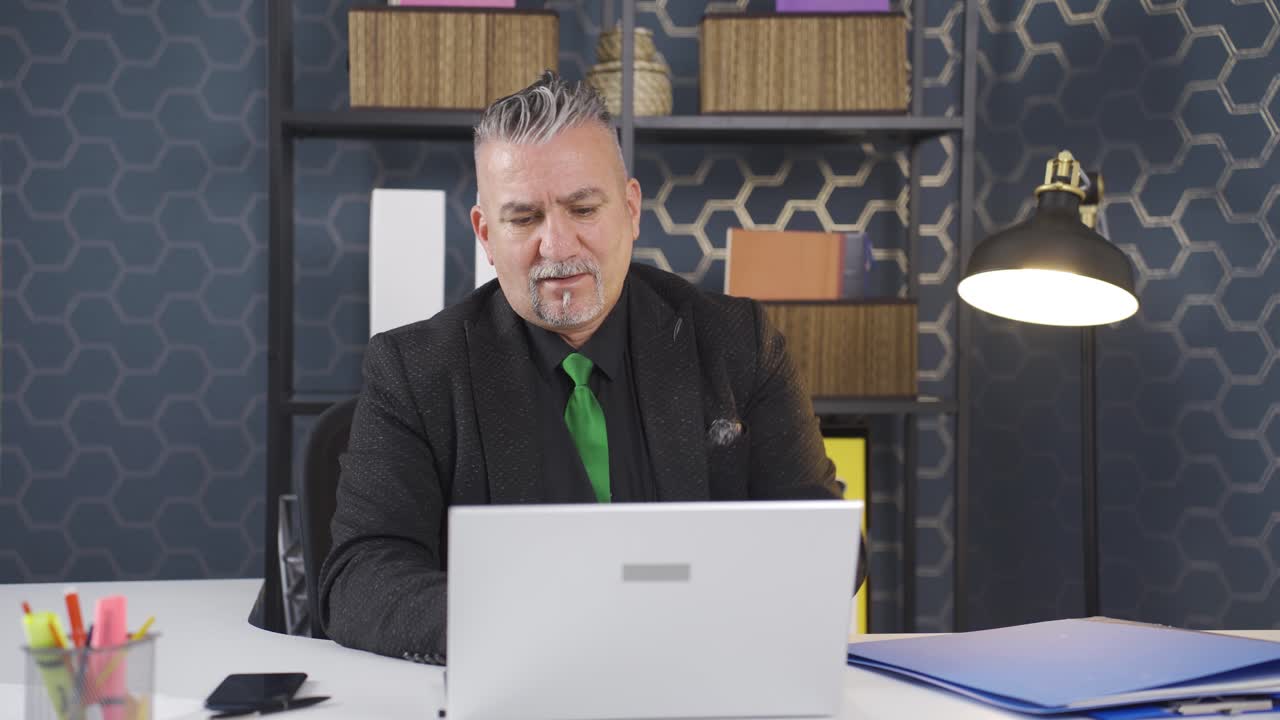 un hombre de negocios enfurecido cierra los archivos de papeleo.