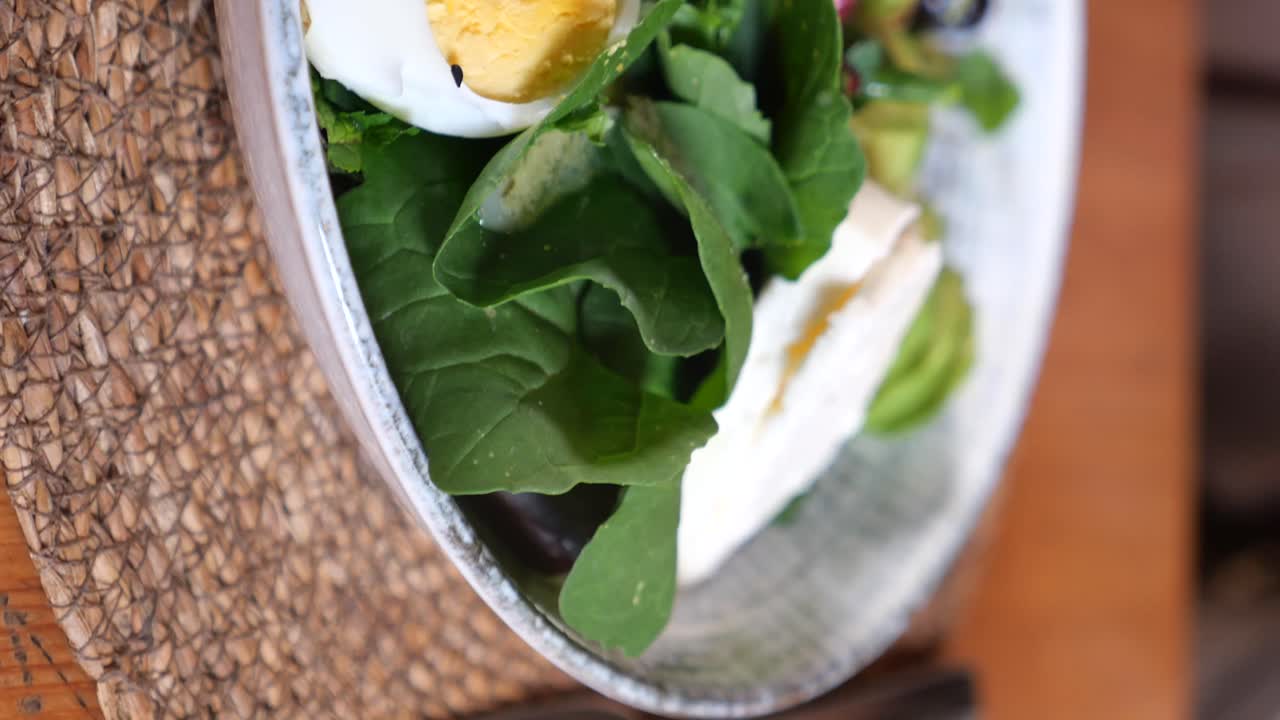 Insalata fresca con uova e quinoa