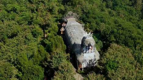 gereja ayam o iglesia de pollo rodeada de exuberante jungla, magelang en indonesia