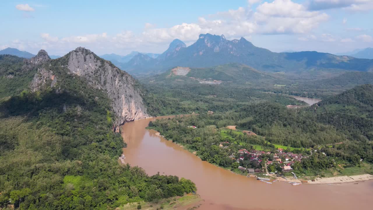 Vista aerea di imponenti scogliere e paesaggio forestale lungo il fiume Mekong a Luang Prabang.