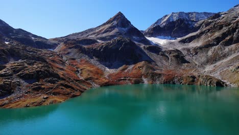 Vista-Aérea-Del-Weisssee-Y-Las-Montañas-Cubiertas-De-Nieve-En-El-Parque-Nacional-High-Tauern-En-Austria