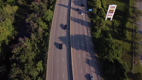 pasando sobre una autopista de massachusetts al lado de un centro comercial