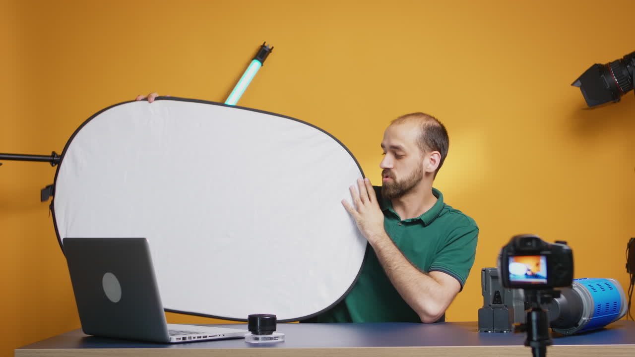 grabación de vlog sobre el reflector de luz blanca
