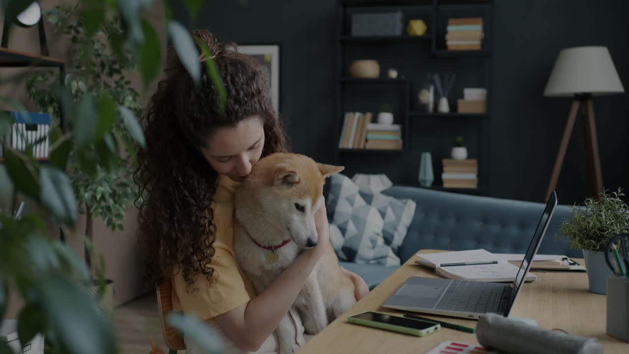 mujer trabajando desde casa con su perro