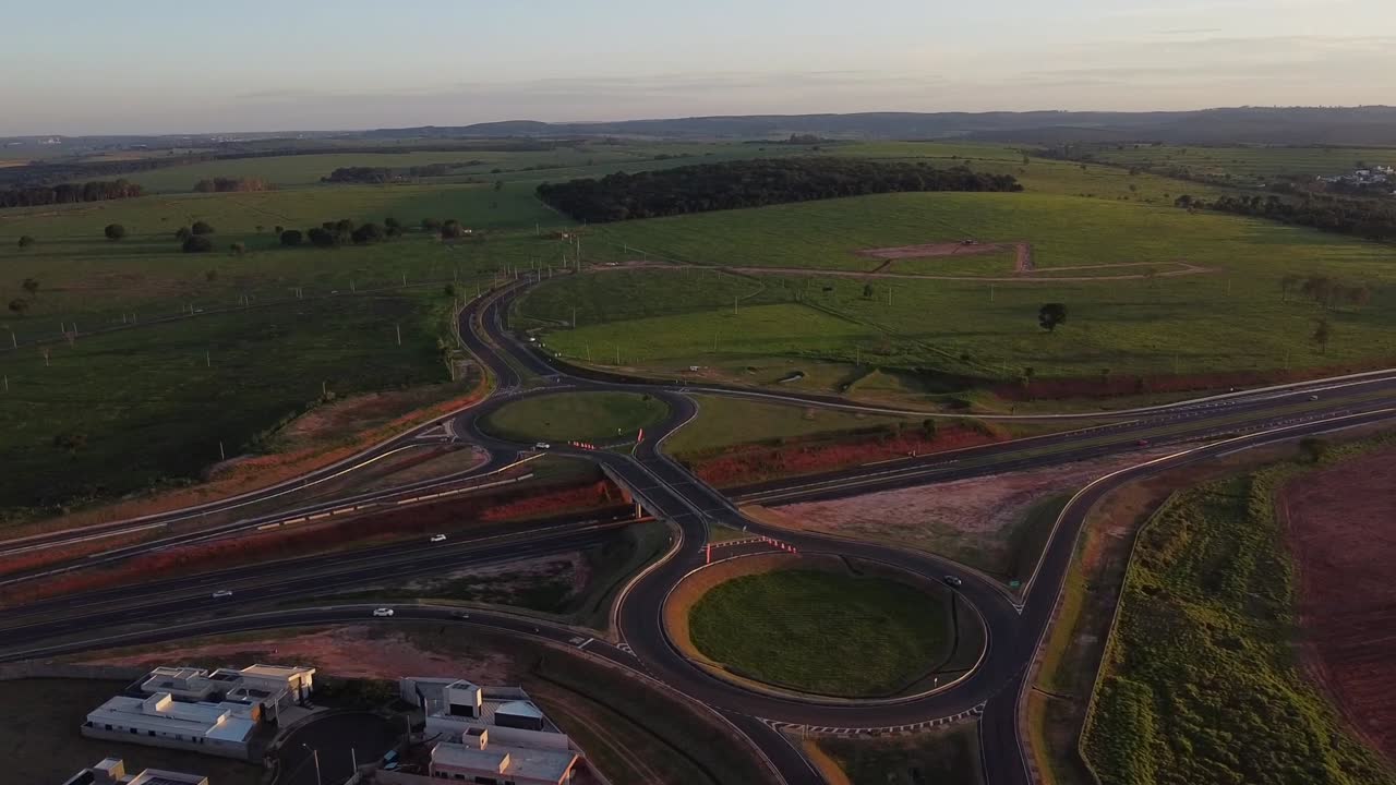 브라질 상파울루 내륙 도로의 순환도로 위를 공중 비행