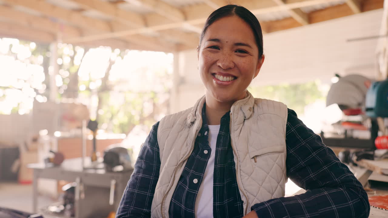 도구, 미소, 작업실에서 여성의 얼굴