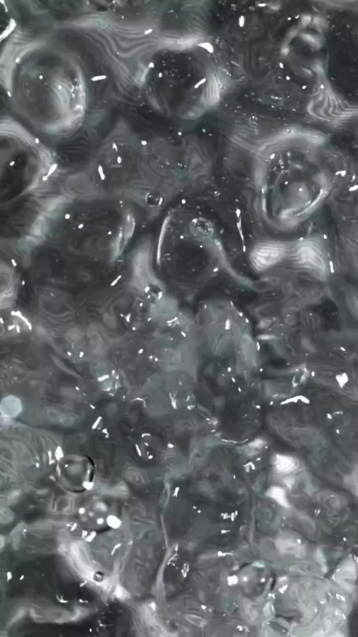 Superficie d'acqua monocromatica dinamica con bolle che salgono