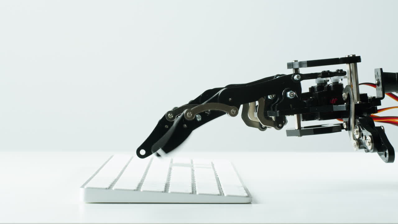 robot escribiendo a mano en un teclado