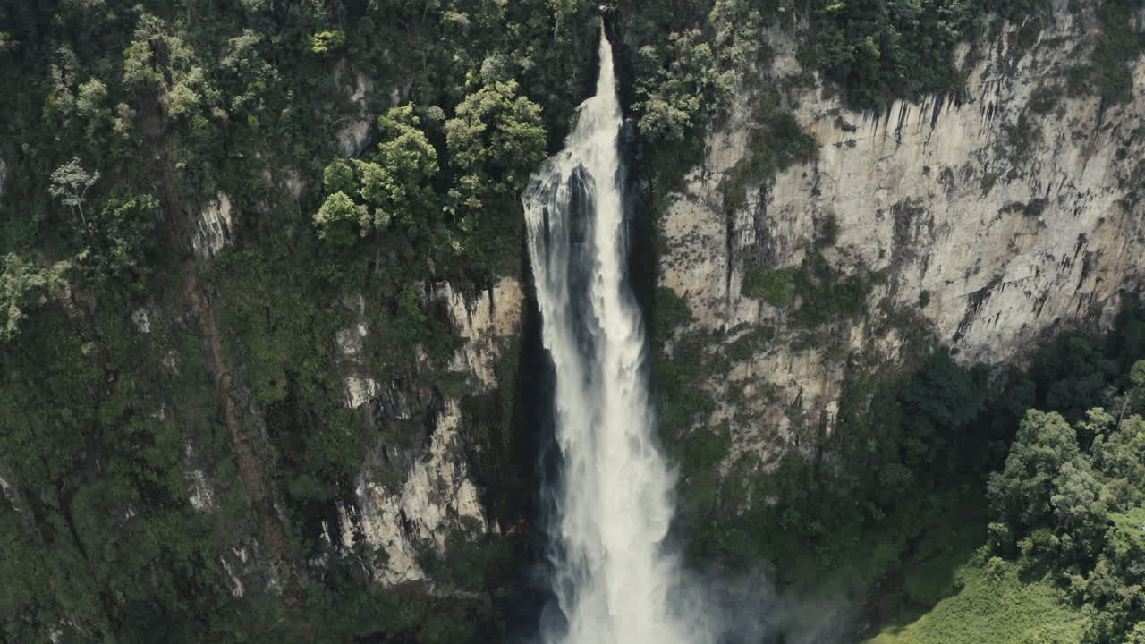 enorme cascada en las montañas de colombia