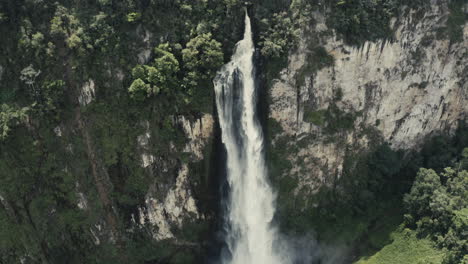 Riesiger-Wasserfall-In-Den-Bergen-Kolumbiens