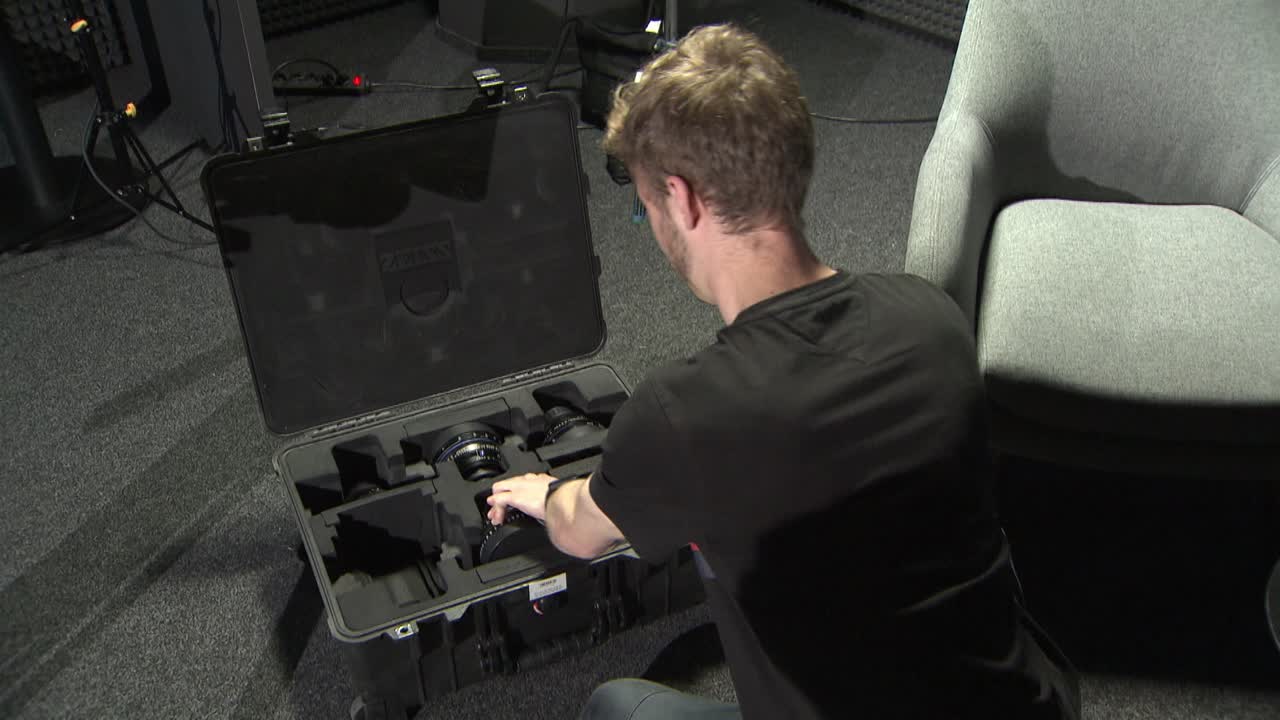 누군가 zeiss cine 렌즈가 있는 비행 케이스를 엽니다.