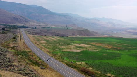 Drone-Sobrevuela-Formaciones-Rocosas-únicas-Cerca-De-Chache-Creek,-Columbia-Británica