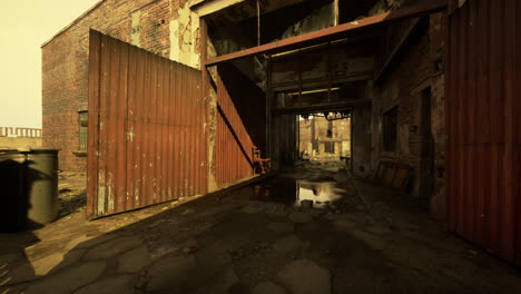 edificio de ladrillo abandonado con puertas metálicas oxidadas