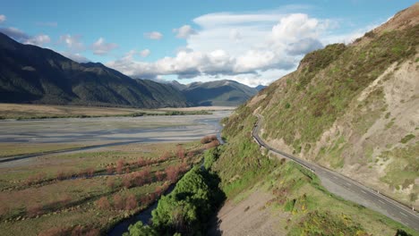 valle de nueva zelanda con carretera