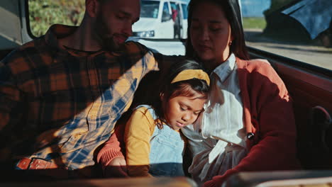 Familia,-Padres-Y-Niña-En-Coche-Para-Un-Viaje-Por-Carretera