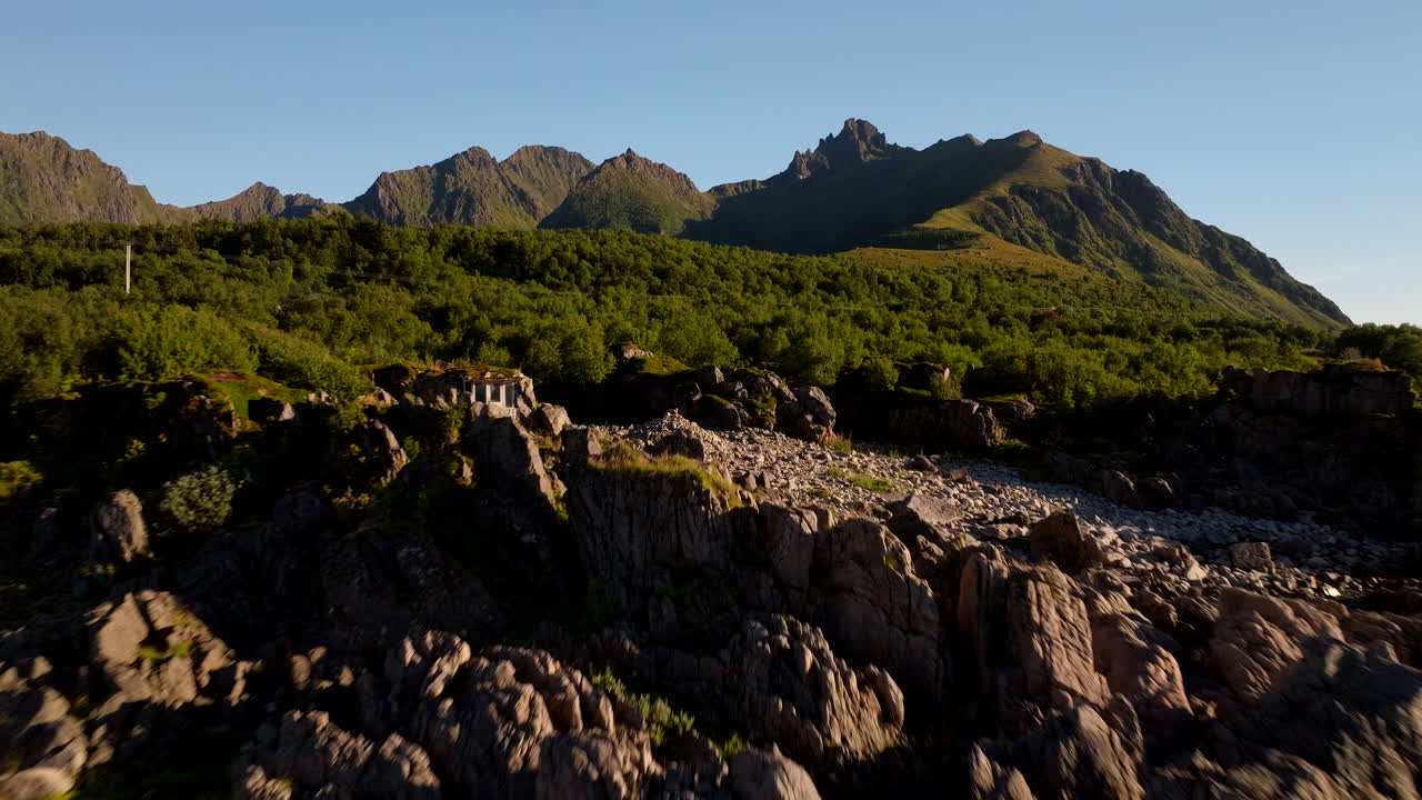 Le coste rocciose vicino a Uværshula (rifugio contro la tempesta) nell'area di Stokmarknes, Vesterålen, Norvegia settentrionale. Ripresa aerea con drone.